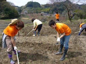 みんなでせっせと耕しています！