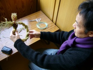 中里さん、しめ縄なう。