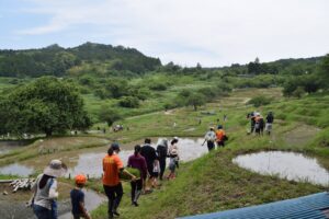 田植えに向かう